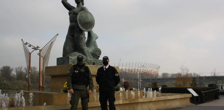 ochroniarze przy pomniku syreny 